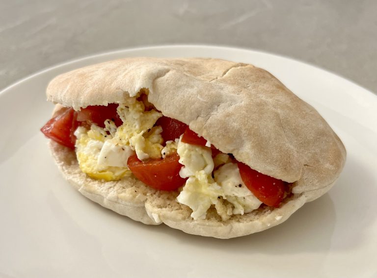 Pain pita oeuf tomate fêta